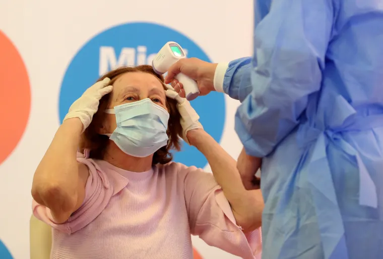 Branka Aničić radila je kao farmaceutska tehničarka u Kliničkoj bolnici Sestara milosrdnica u Zagrebu. U njezinoj odluci da se cijepi podržali su je svi članovi njene obitelji - sin i snaha, dvoje unučadi, te dvoje praunučadi.