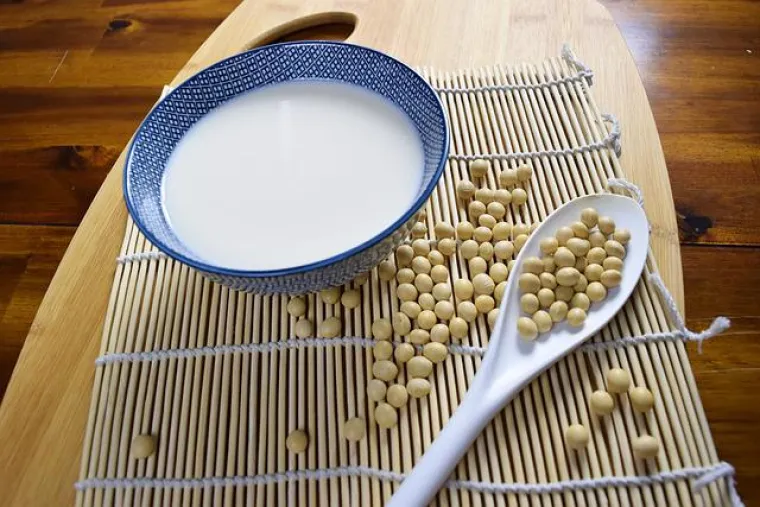 1. Soja: Soja je popularna namirnica, posebno među onima koji slijede veganske i vegetarijanske dijete. Izvrstan je biljni izvor proteina, a njezini izoflavoni poznati su po tome što pomažu u borbi protiv nekoliko bolesti.