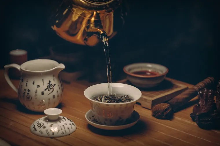 No, čaj također sadrži fluorid, koji biljka čaja Camellia sinensis upija iz tla. I dok može biti koristan za zube u malim količinama, prekomjeran fluorid može izazvati brojne zdravstvene probleme, uključujući neurološke probleme, bolove u kostima i zglobovima te reproduktivne smetnje.