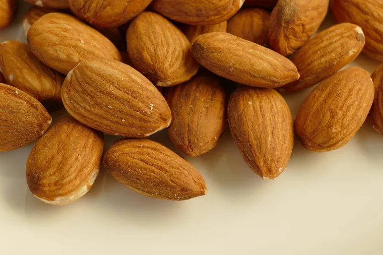 Međutim, bademi sadrže i fitate (ili fitinsku kiselinu), koja je poznata kao anti-nutrijent. Fitati blokiraju apsorpciju minerala poput cinka, željeza i kalcija u tijelo, što može dovesti do neravnoteže. Namakanje badema u vodi može pomoći ukloniti dio fitata.