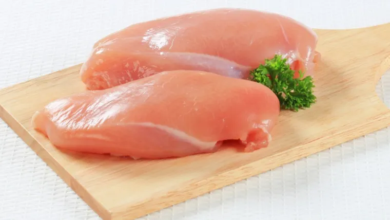 7. Pileća prsa: Pileća prsa osobito su izvrstan izvor nemasnih proteina. Za razliku od drugih izvora životinjskih proteina, ona su siromašna mastima, ali bogata vitaminima i mineralima, što ih čini popularnim izborom u brojnim dijetama.