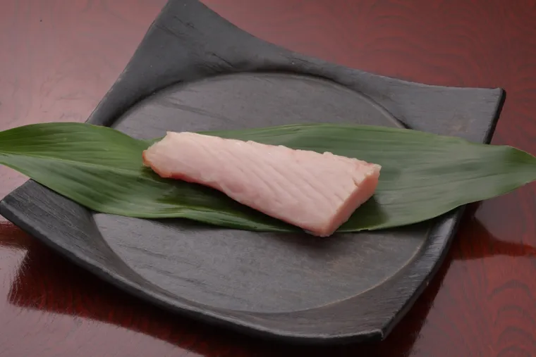 10. Dugoperajna tuna: Ova vrsta tune vrlo je popularna, posebno u konzerviranoj verziji. Tuna je izvrstan izvor proteina i omega-3 masnih kiselina, koje su poznate po brojnim zdravstvenim prednostima.
