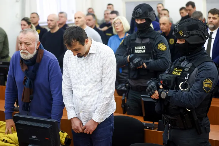 Marinković je optužen da je ubio policajce ispalivši najmanje 20 metaka iz strojnice. Šehović je preminuo na mjestu događaja, dok je Vujinović nekoliko sati kasnije preminuo u bolnici. Policajci su ubijeni nakon što su uhvatili optuženog u krađi automobila Volkswagen Golf 6 hrvatskih registarskih oznaka.