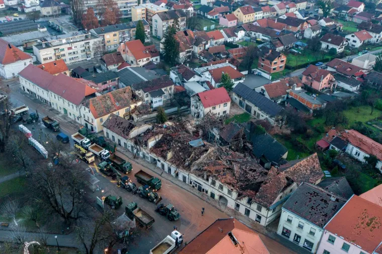 Četiri godine kasnije, pogled na obnovu ostavlja osjećaj pomiješanih emocija. Uloženo je milijardu i 300 milijuna eura, ali mnogi ljudi i dalje žive u nesigurnim uvjetima. Iako su obnovljene brojne zgrade, mnogi osjećaju da su od države i svijeta zaboravljeni. No, unatoč nedaćama, nastavlja se borba za bolju budućnost
