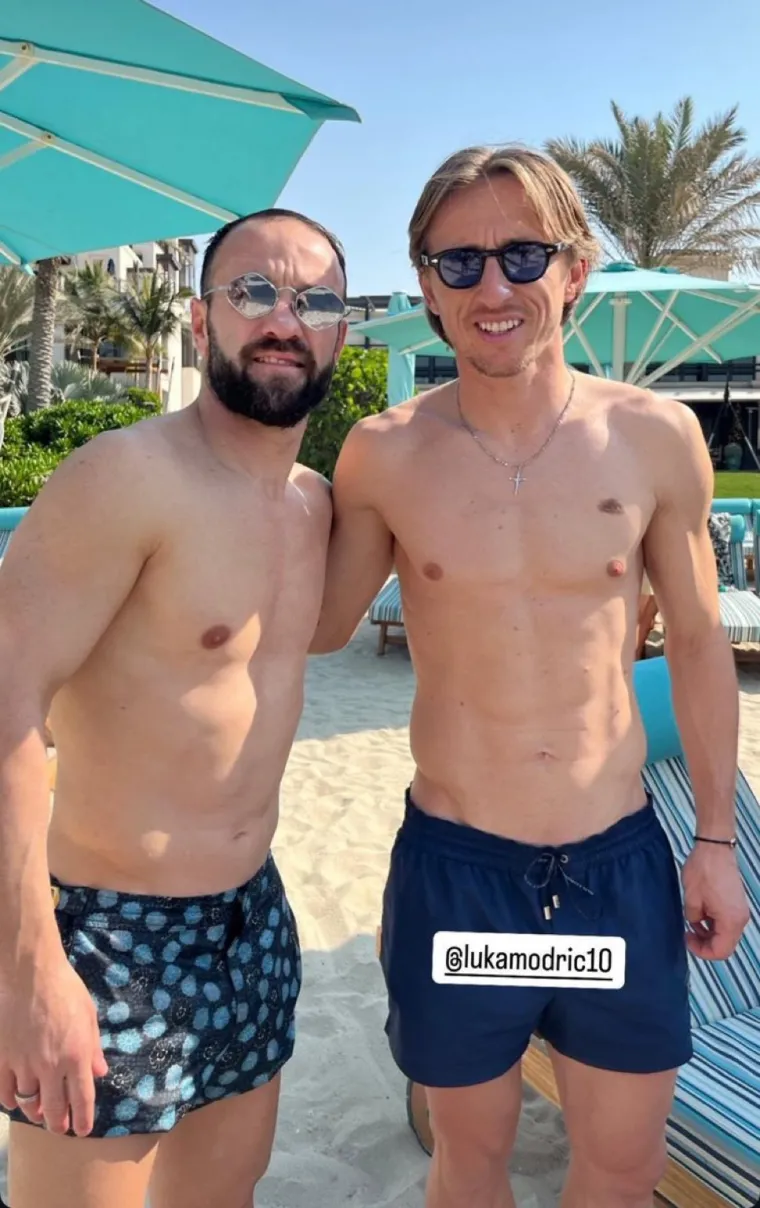Fotografija s Mathieuom Valbuenom kojeg je susreo kasnije na plaži mogla bi jako naljutiti Karima Benzemu. Benzema je prije desetak godina eksplicitnim snimkama ucjenjivao Valbuenu, zbog čega je bio i izbačen iz reprezetnacije, a sudski proces je trajao godinama. Njih dvojica se, blago rečeno, ne mogu smisliti