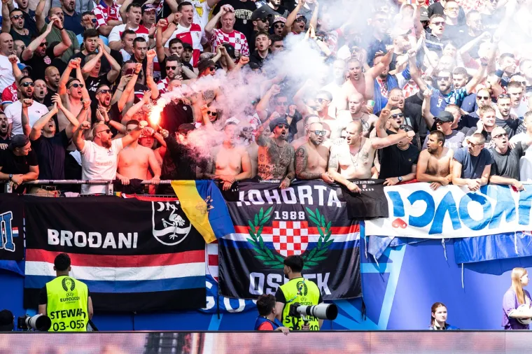 Hrvatske navijačke grupe bile su prava podrška Vatrenima na Euru, bez naslikavanja za Instagram i poziranja po tribinama. Na ovoj fotografiji možemo vidjeti jaku ekipu Bad Blue Boysa zajedno s Kohortom. 