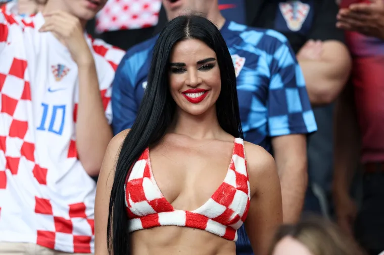 Njezine odvažne modne kombinacije u prepoznatljivim crveno-bijelim kvadratićima privukle su pažnju svjetskih medija i osigurale joj titulu "najpoznatije hrvatske navijačice".