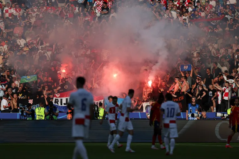 Na fotografiji možemo vidjeti bakljadu koju su napravili pripadnici Armade. 