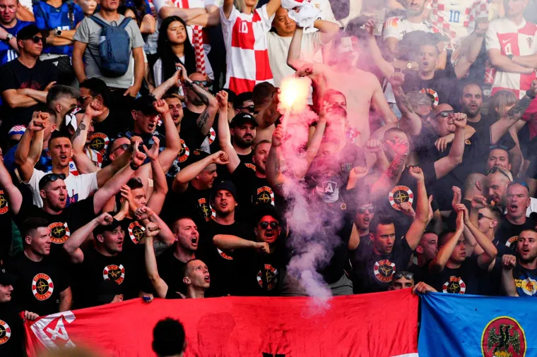 Ekipa Armade u crnini u transu. Zajedno s Boysima, Torcidom, Kohortom, Ultrasima iz Vinkovaca, Demonima iz Pule, Ultrasima iz Mostara, Funcutima navijali su na svakoj utakmici svih 90. minuta. I kad su &Scaron;panjolci u prvoj utakmici imali uvjerljivu prednost nisu stali s pjesmom. To je emocija, to je strast navijačkog pokreta. 