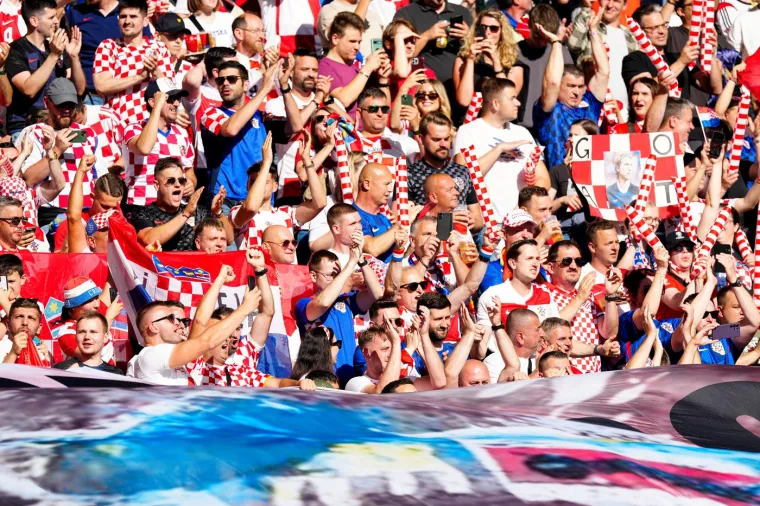 Simpatizeri Hrvatske na fotografiji. Oni su mirniji i manje emotivni od ultrasa, ali i takvi su podr&scaron;ka Hrvatskoj. 