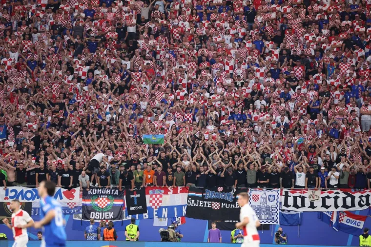 Prvi redovi na tribini izgledali su na EP-u u Njemačkoj impozantno. Svi k'o jedan zajedno za Hrvatsku. 