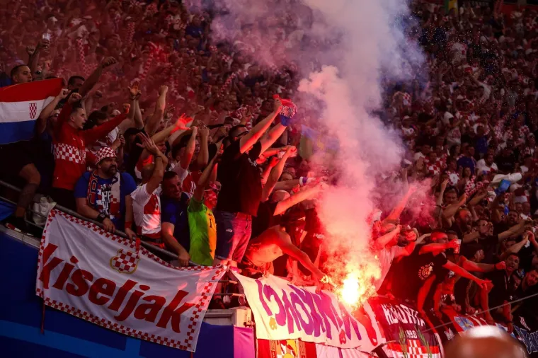 Bakljada hrvatskih navijača. 