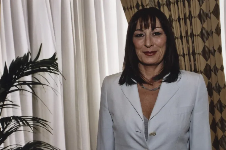 5. Anjelica Huston: Glumica Anjelica Huston pohađala je školu za djevojke u samostanu i željela postati redovnica, unatoč tome što je njezin otac bio ateist. 