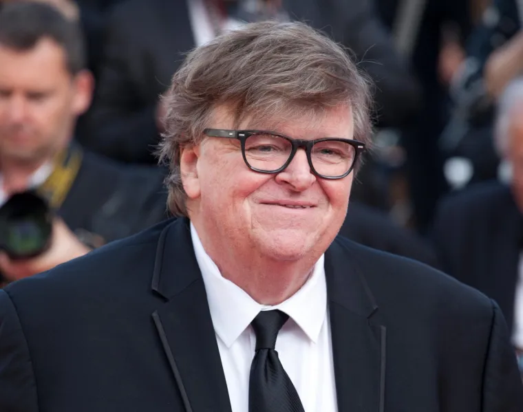 9. Michael Moore: Filmski redatelj Michael Moore, poznat po svojim dokumentarcima, govorio je o tome kako je želio postati svećenik. 