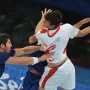 Mladi Domagoj Duvnjak baca se na glavu protiv Nikole Karabatića i Francuza na OI 2008. To mu je bilo treće veliko natjecanje za Hrvatsku. Ovo je bila polufinalna utakmica turnira. 