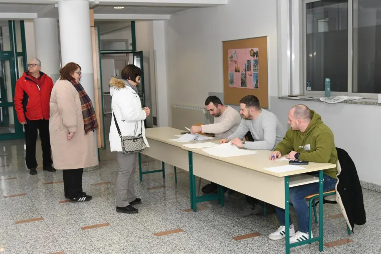 Hrvati glasaju! I mladi i stari, svi su jutros pohrlili na birališta