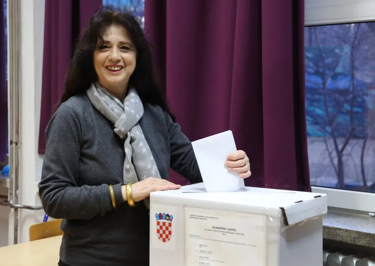 Hrvati glasaju! I mladi i stari, svi su jutros pohrlili na birali&scaron;ta