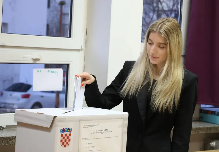 Hrvati glasaju! I mladi i stari, svi su jutros pohrlili na birali&scaron;ta
