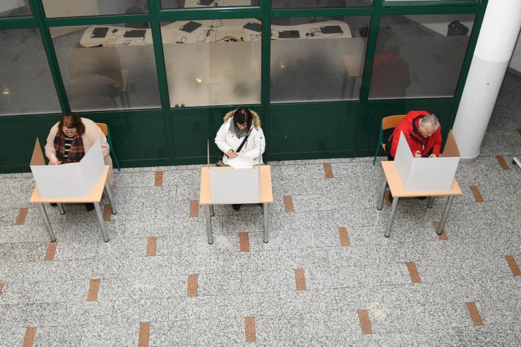 Hrvati glasaju! I mladi i stari, svi su jutros pohrlili na birali&scaron;ta