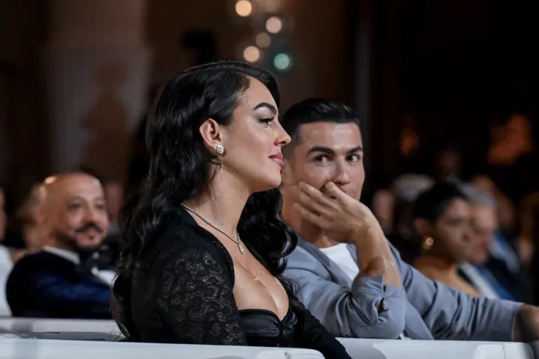 Detalj kako Ronaldo očarano gleda u Georginu posebno upada u oči. Nije bio jedini na ceremoniji dijele nagrada Globe Socer Awards. 