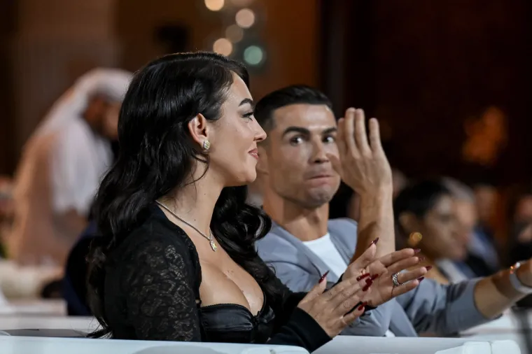 Napadač Al Nassra i Portugala (39) u vezi je s Georginom (30) od 2016. i zajedno imaju troje djece. Ronaldo sveukupno ima šestero djece, a Georgina se brine o svih šestero djece zajedno s Ronaldom. 