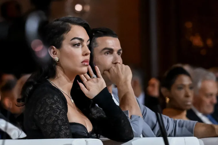 Ronaldo je otac šestero djece, od kojih je troje dobio surogat majčinstvom, prije nego što je upoznao Georginu, koja je biološka majka troje njegove djece.