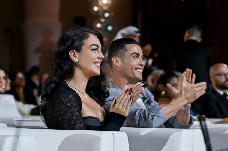 Georgina je nekoliko puta u intervjuima rekla kako je Ronaldo divan otac i suprug. Nasmijani Georgina i Ronaldo. 