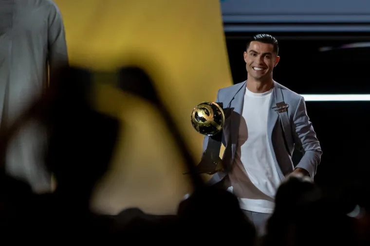 Ronaldo s nagradom Globe Soccer Award u svojim rukama.