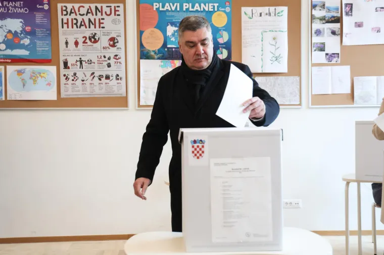Tirkizna kapa, crvene rukavice: Evo u kakvim izdanjima su kandidati i njihove pratnje stigli na birališta