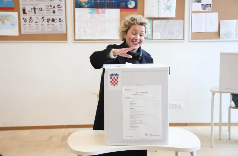 Tirkizna kapa, crvene rukavice: Evo u kakvim izdanjima su kandidati i njihove pratnje stigli na birališta