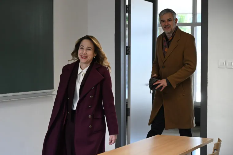 Vidno raspoložena Marija Selak Raspudić obavila je svoju građansku dužnost u pratnji supruga Nine Raspudića.Surpužnici su se i modno uskladili. Oboje u elegantnim kaputima( boje na njegovom šalu slažu se s bojom njezinog bordo kaputa)