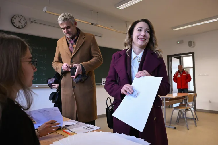 Tirkizna kapa, crvene rukavice: Evo u kakvim izdanjima su kandidati i njihove pratnje stigli na birališta
