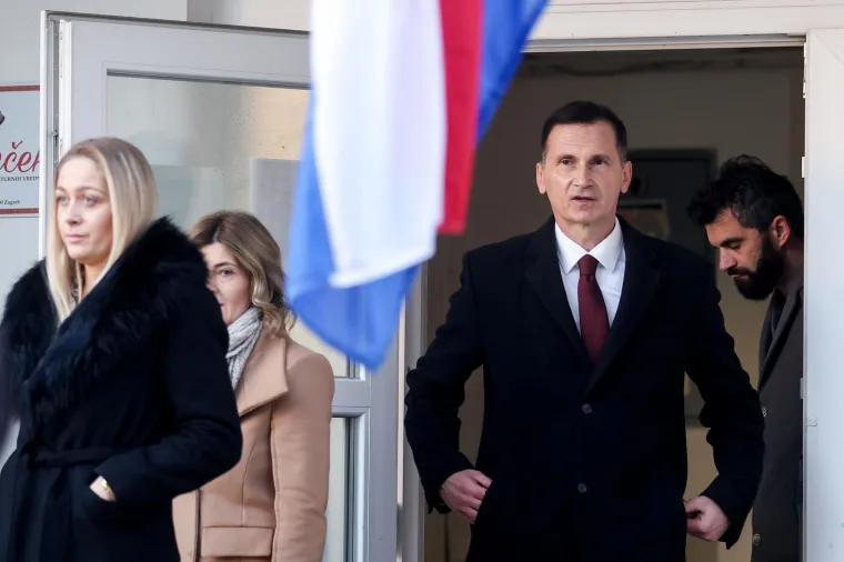 Crno odijelo, bordo kravata, kaput. HDZ-ov kandidat za predsjednika države nije puno razmišljao što će odjenuti za odlazak na glasanje. Stigao je u pratnji, ali ne ni supruge ni djece, već kolega iz stranke