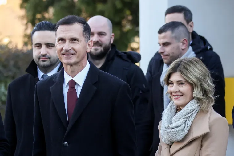 Tirkizna kapa, crvene rukavice: Evo u kakvim izdanjima su kandidati i njihove pratnje stigli na birališta