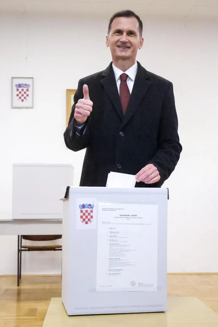 Tirkizna kapa, crvene rukavice: Evo u kakvim izdanjima su kandidati i njihove pratnje stigli na birališta