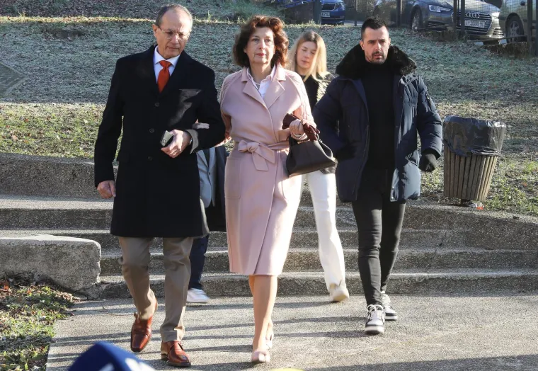 Branka Lozo sve je zadivila otmjenošću i elegancijom. Kaput nježno ružičaste boje koji joj je izvrsno pristajao uskladila je s cipelama iste boje, te torbicom i rukavicama koje su savršeno odgovarale odjevnoj kombinaciji. Stigla je u pratnji obitelji, ruku pod ruku s suprugom...