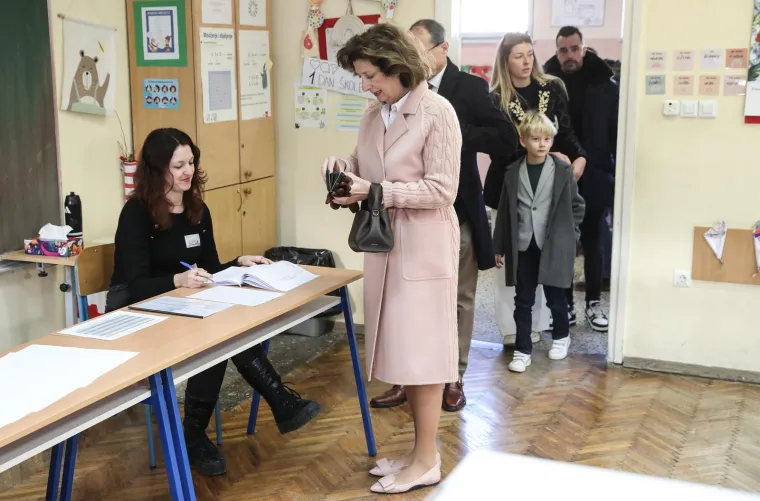 Tirkizna kapa, crvene rukavice: Evo u kakvim izdanjima su kandidati i njihove pratnje stigli na birali&scaron;ta