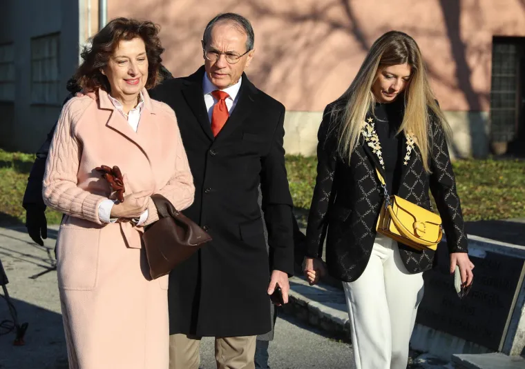 Tirkizna kapa, crvene rukavice: Evo u kakvim izdanjima su kandidati i njihove pratnje stigli na birali&scaron;ta