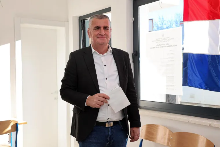 Tirkizna kapa, crvene rukavice: Evo u kakvim izdanjima su kandidati i njihove pratnje stigli na birali&scaron;ta