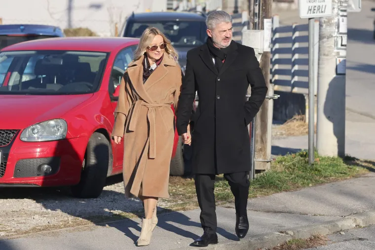 Držeći se za ruku sa suprugom na glasanje se uputio i Niko Tokić Kartelo. Oboje 'zbigecani', jer ipak je danas praznik demokracije