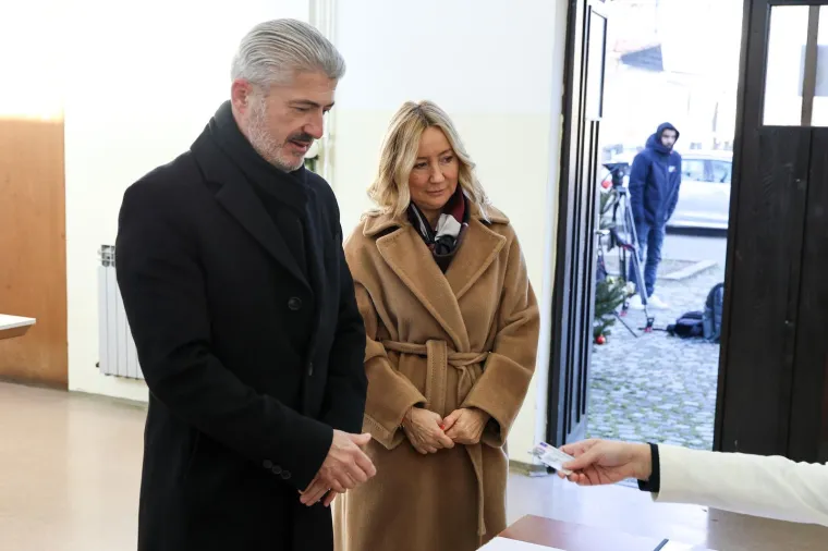 Tirkizna kapa, crvene rukavice: Evo u kakvim izdanjima su kandidati i njihove pratnje stigli na birali&scaron;ta