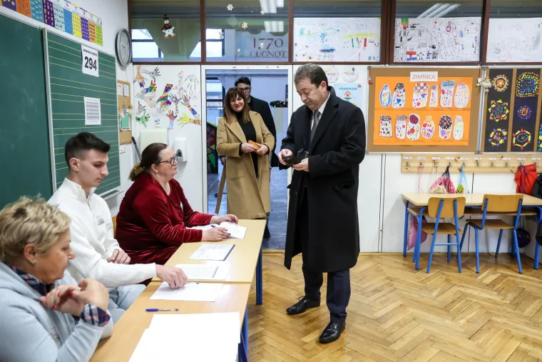 
Tomislav Jonjić na glasovanje je poveo suprugu i sina koji su se modno uskladili u crno bež kombinaciji. 