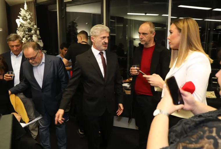 Izborna večer u stožerima: Što se krije na tanjurima političara i gostiju?