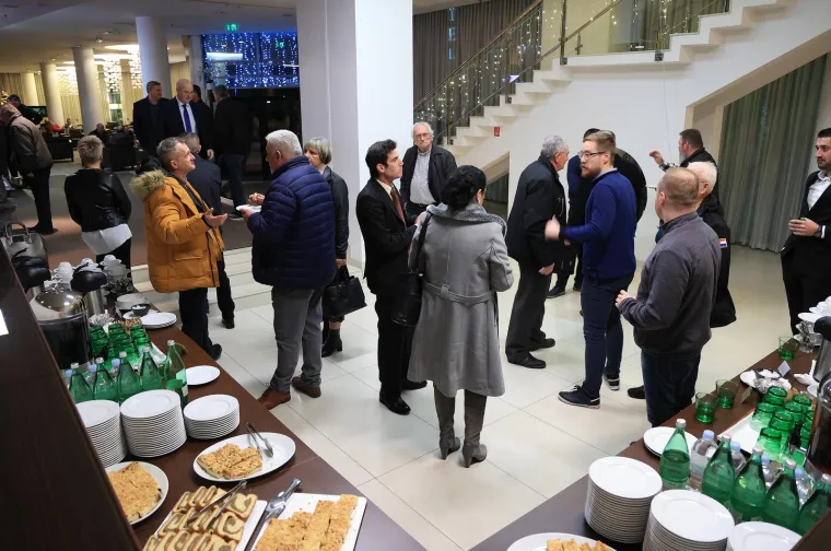 Izborna večer u stožerima: Što se krije na tanjurima političara i gostiju?