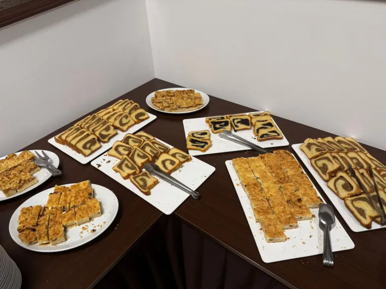 Izborna večer u stožerima: &Scaron;to se krije na tanjurima političara i gostiju?