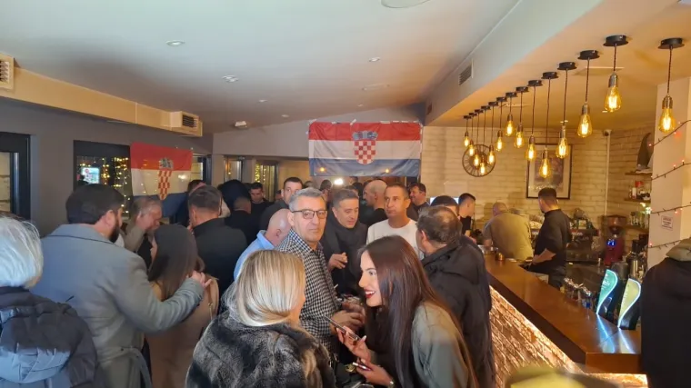 Izborna večer u stožerima: &Scaron;to se krije na tanjurima političara i gostiju?