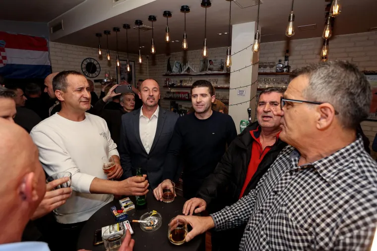  Izborni stozer predsjednickog kandidata Mire Bulja u kaficu Saloon