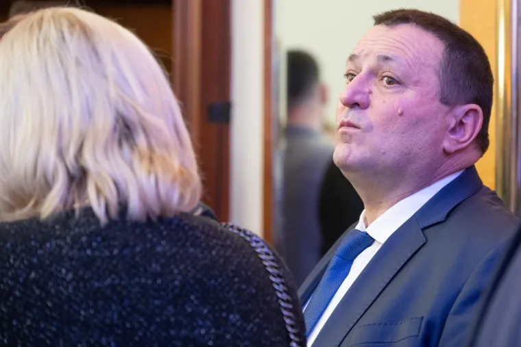 Pokisla atmosfera u stožeru Dragana Primorca. On odjurio okružen zaštitarima u sobu