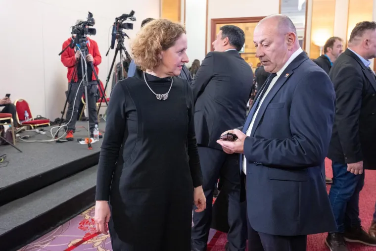 Pokisla atmosfera u stožeru Dragana Primorca. On odjurio okružen zaštitarima u sobu