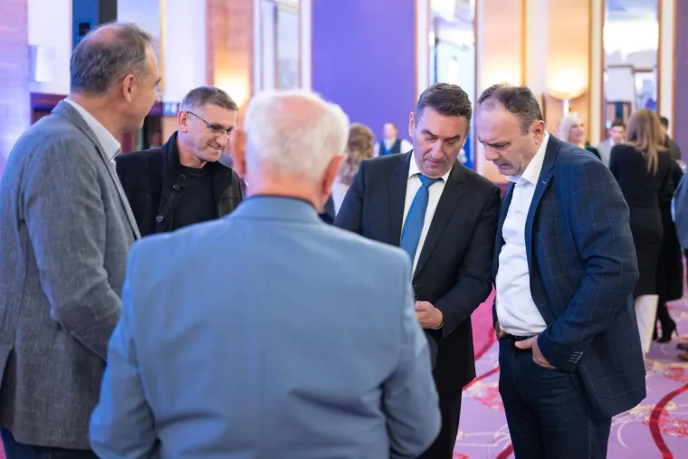 Pokisla atmosfera u stožeru Dragana Primorca. On odjurio okružen zaštitarima u sobu